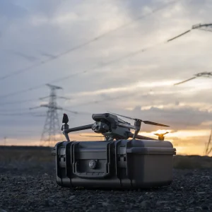 DJI Mavic 3T auf Outdoorkoffer bei Hochspannungsmasten