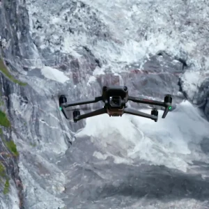 DJI Mavic 3E inspiziert Gletscher