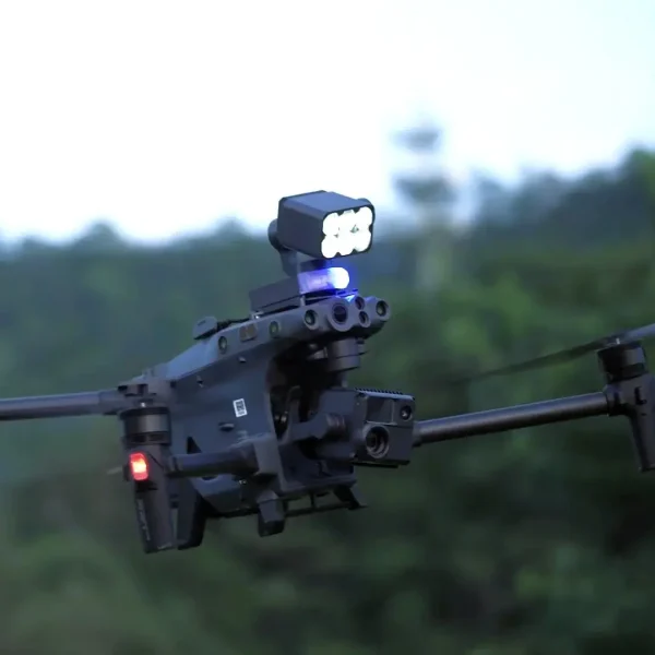 Imagebild DJI M30T Drohne im Flug mit CZI Suchscheinwerfer GL60 Mini