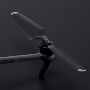 Detailaufnahme Rotorarm mit C2 Propeller der DJI Mavic 3 Drohne