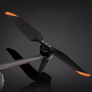 Detailaufnahme Rotorarm mit Propeller der DJI Mavic 3 Drohne