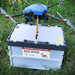 Faltbox für die Rehkitzrettung steht in der Wiese mit Drohne darauf