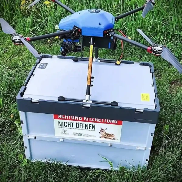Faltbox für die Rehkitzrettung steht in der Wiese mit Drohne darauf