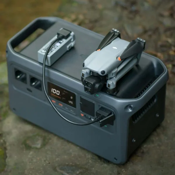 Air 3 Drohne Akku wird mit DJI Power SDC Schnellladekabel an der Poiwer 1000 geladen