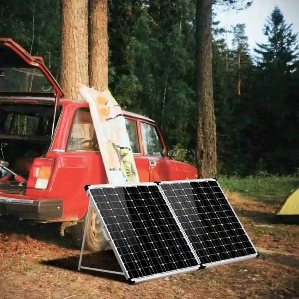 Dokio 200W Solarkoffer aufgebaut vor PKW