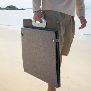 IBCPOWER 200W Solarpanel wird am Strand getragen