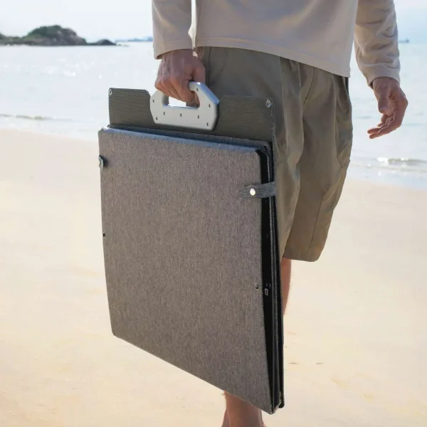 IBCPOWER 200W Solarpanel wird am Strand getragen