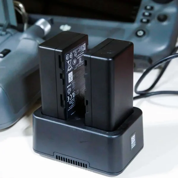 DJI WB37 Akkuladestation mit eingesteckten Akkus
