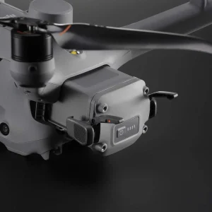 DJI Matrice 4D Serie Akku in Drohne halb eingesteckt Titelbild