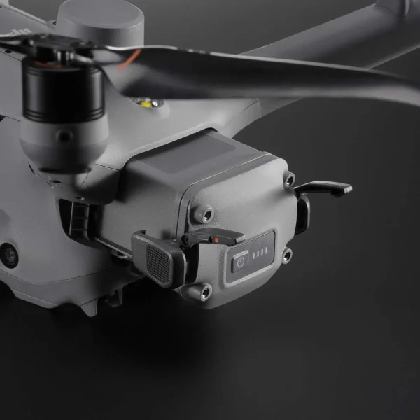 DJI Matrice 4D Serie Akku in Drohne halb eingesteckt Titelbild