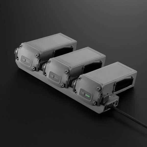 Ladestation der DJI Matrice 4D Serie - inkl. drei Akkus die gerade geladen werden - Produktbild mit dunklem Hintergrund