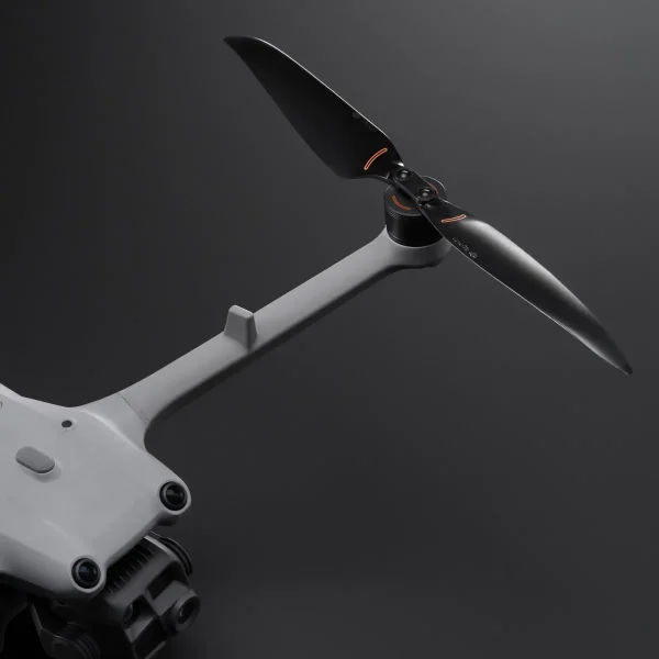 Anti-Ice Propeller der DJI Matrice 4D Serie montiert auf Drohne - Ausschnitt mit einem Arm vor dunklen Hintergrund