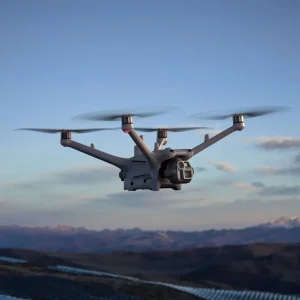 DJI Matrice 4D im Flug mit Hochspannungsleitungen im Hintergrund