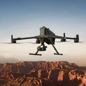 DJI Matrice 400 im Flug mit bergiger Wüste im Hintergrund - Titelbild
