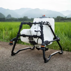 DJI LS100 Dualer Sprühsystem Kit von seitlich steht vor Feld