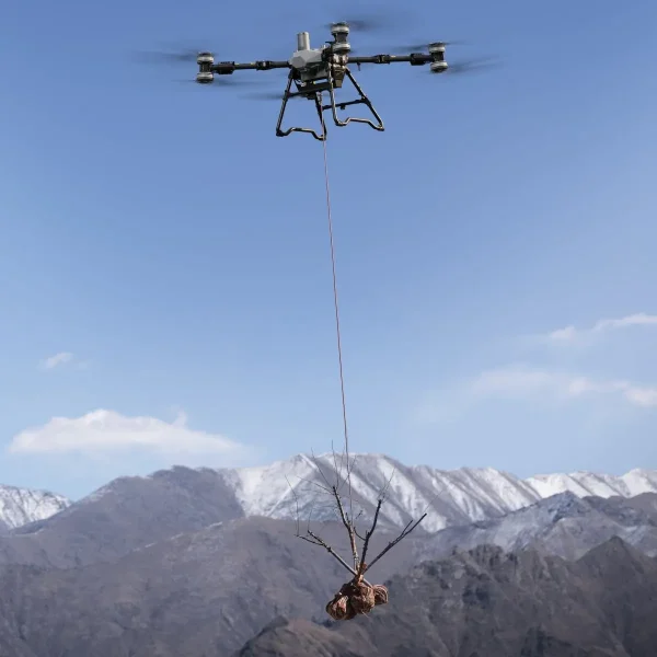 DJI T100 Drohne transportiert Jungbaum mit Hebesystem Kit - Produktbild schräg